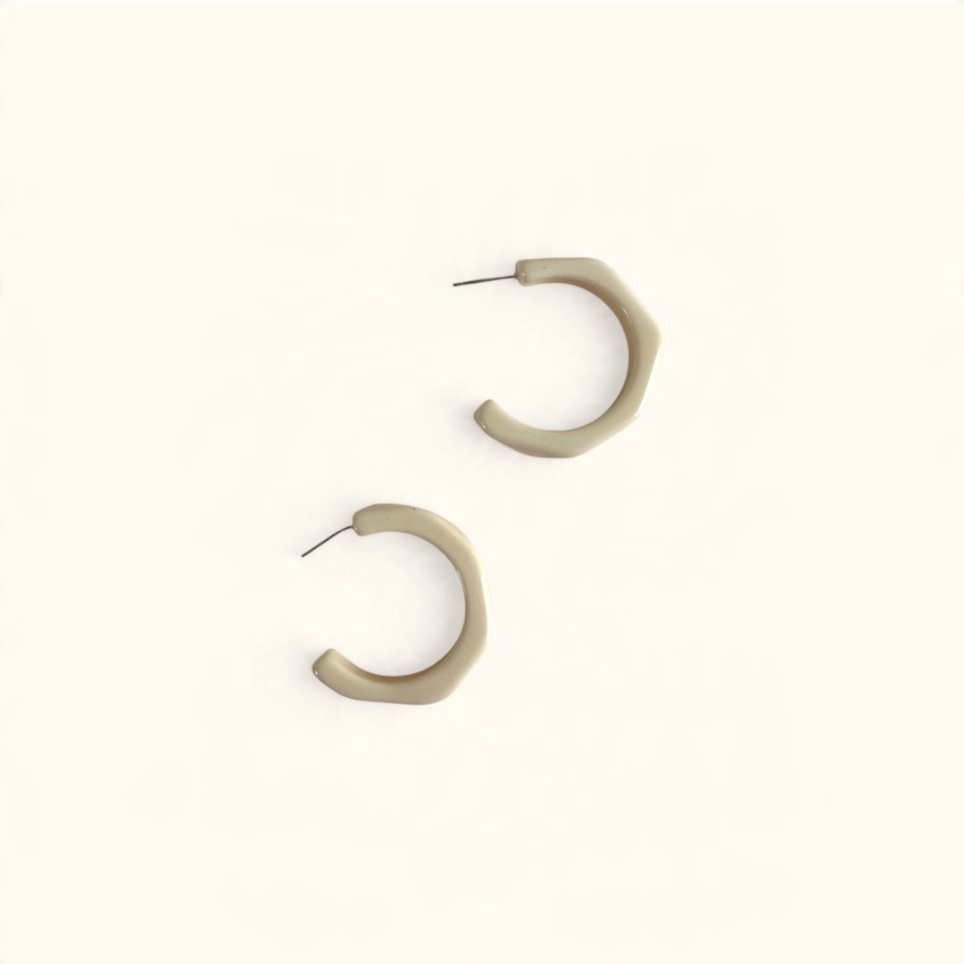 Aretes Curvos Facetados | Faceted White Resin Earrings